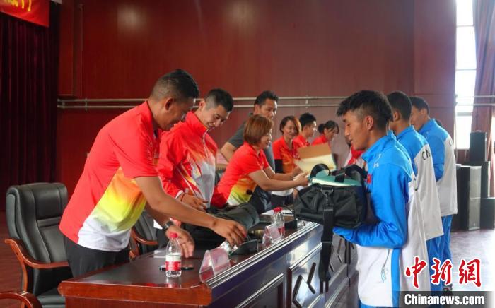 圖為世界冠軍們?yōu)槲鞑刈灾螀^(qū)體校的學生們送上暖心物資?！∪轿木?攝