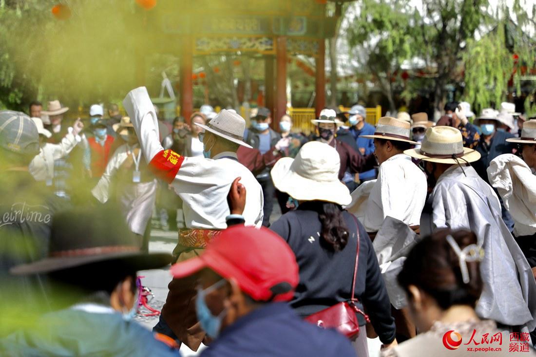 拉薩市民在宗角祿康公園跳鍋莊舞。人民網(wǎng) 次仁羅布攝