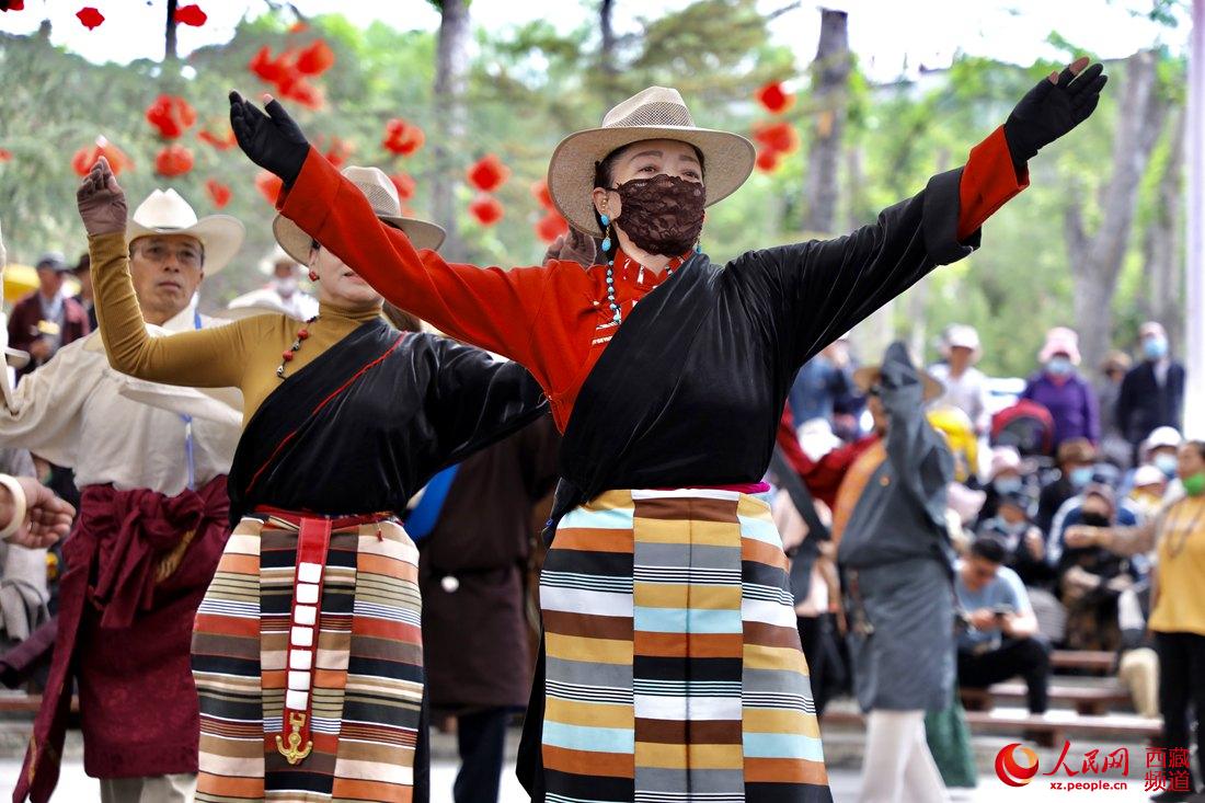 拉薩市民在宗角祿康公園跳鍋莊舞。人民網(wǎng) 次仁羅布攝