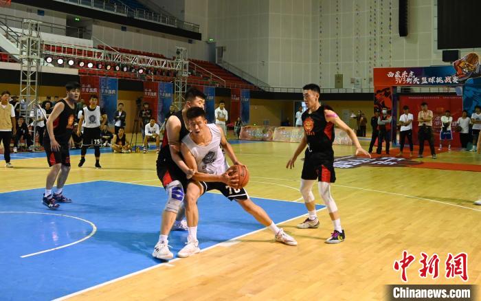 圖為西藏美康隊(duì)(白色球衣)對(duì)決雪域兄弟隊(duì)?！≮w朗 攝