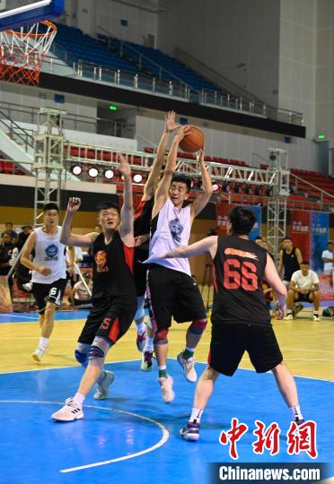 圖為西藏美康隊(duì)(白色球衣)對(duì)決雪域兄弟隊(duì)?！≮w朗 攝