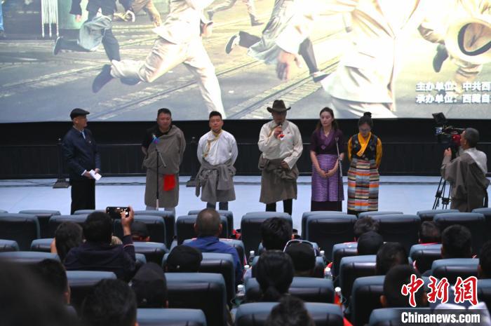 圖為主創(chuàng)人員分享譯制過程。　趙朗 攝