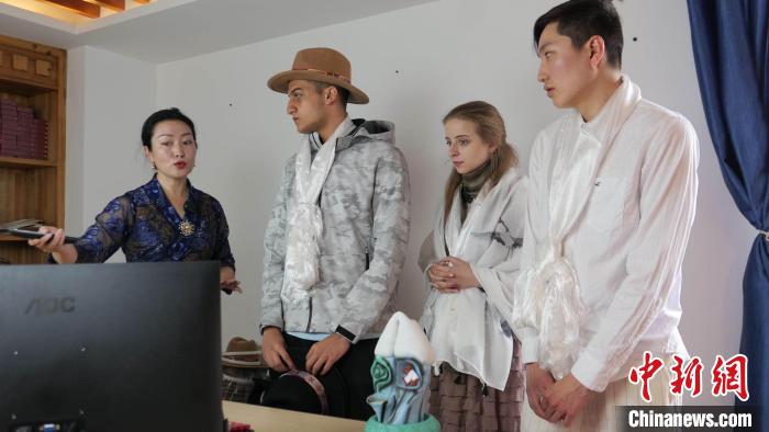 圖為圖為主播白瑪旺姆為留學生介紹直播流程?！≈x牧 攝