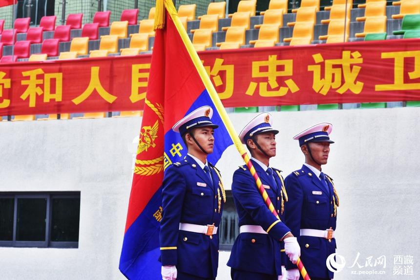 迎國家綜合性消防救援隊(duì)伍隊(duì)旗。人民網(wǎng) 李海霞 攝