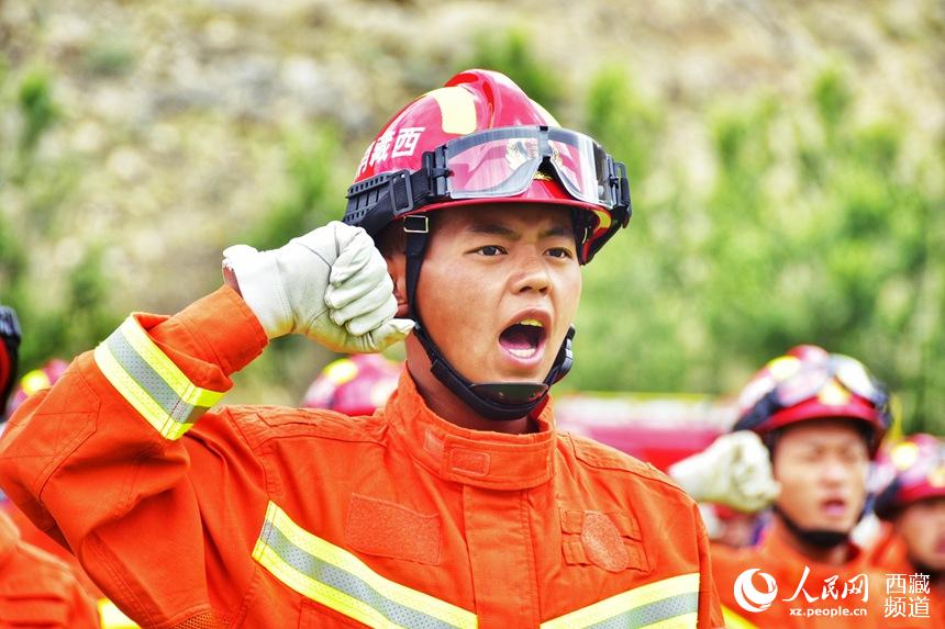 消防指戰(zhàn)員重溫入隊(duì)誓詞。人民網(wǎng) 李海霞 攝