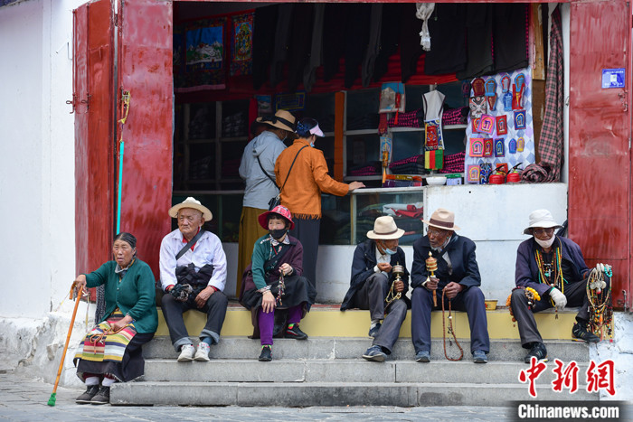 7月24日，轉經老人在拉薩八廓街上休息。 <a target='_blank' ><p  align=