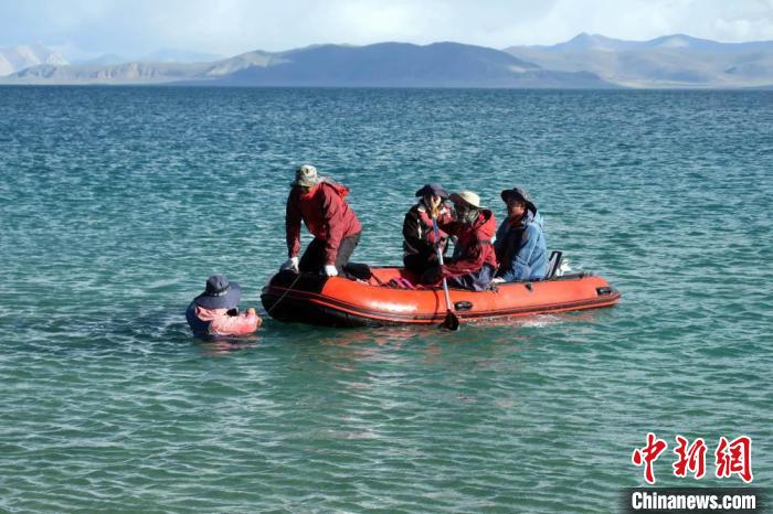 科考隊員乘充氣快艇考察扎日南木錯歸來?！?lt;a target='_blank' ><p  align=