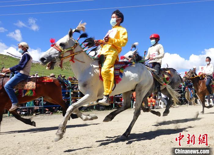 圖為打隆物交會期間舉辦的賽馬活動?！∪轿木?攝