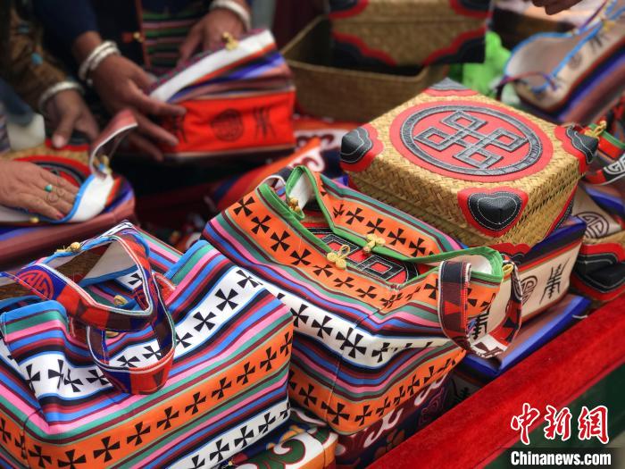 圖為打隆物交會上售賣的民族手工藝品?！∪轿木?攝