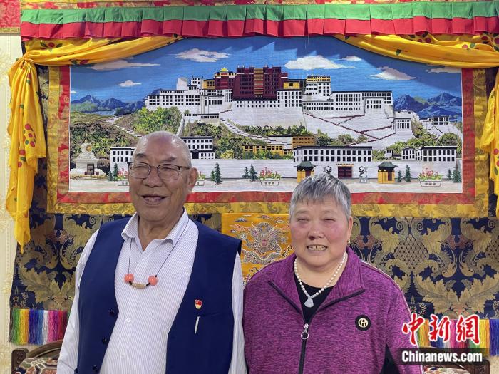 甲央曲培和杜應芳在家中。彭寧鈴 攝