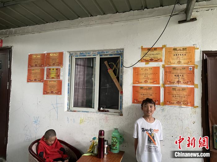 周勁名的大女兒和她獲得的獎狀。彭寧鈴 攝