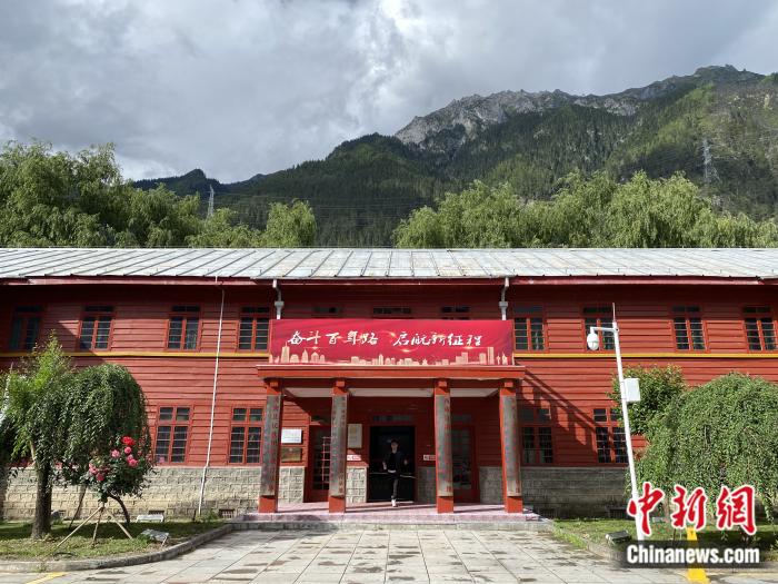 波密紅樓。彭寧鈴 攝