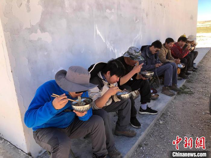 科考隊員在高原湖泊岸邊進餐?！?lt;a target='_blank' ><p  align=
