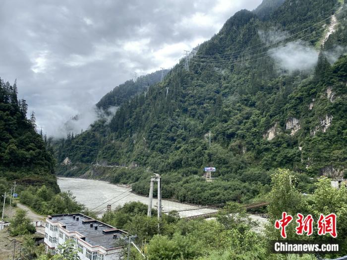 險(xiǎn)山急流中的兩座橋。彭寧鈴 攝