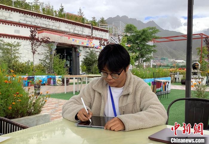 “Z世代”旦真旺加認(rèn)為，拉薩是一座開(kāi)放與包容的城市，記憶中的拉薩是彩色的。2021年，旦真旺加從浙江大學(xué)漢語(yǔ)言文學(xué)專業(yè)畢業(yè)后，他選擇回到拉薩，成為一名漢語(yǔ)文實(shí)習(xí)助教。圖為8月4日，旦真旺加在課間陪學(xué)生玩耍。 <a target='_blank' ><p  align=