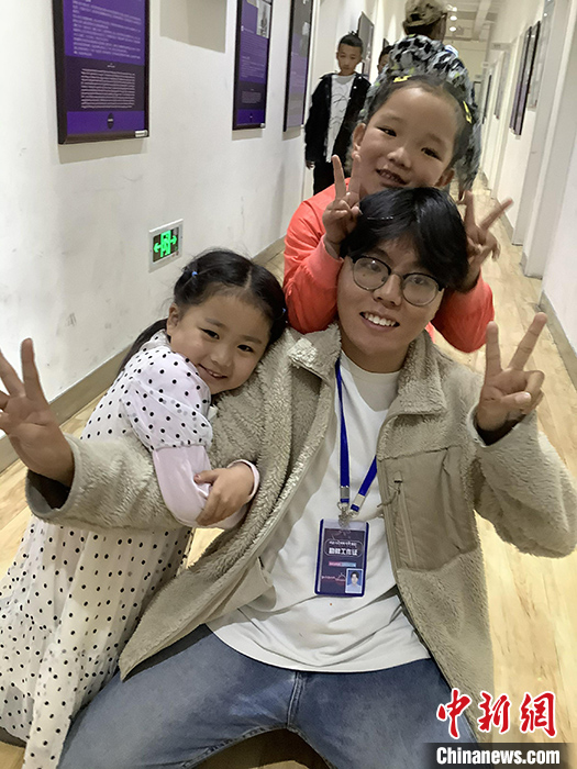 “Z世代”旦真旺加認(rèn)為，拉薩是一座開(kāi)放與包容的城市，記憶中的拉薩是彩色的。2021年，旦真旺加從浙江大學(xué)漢語(yǔ)言文學(xué)專業(yè)畢業(yè)后，他選擇回到拉薩，成為一名漢語(yǔ)文實(shí)習(xí)助教。圖為8月4日，旦真旺加在課間陪學(xué)生玩耍。 <a target='_blank' ><p  align=