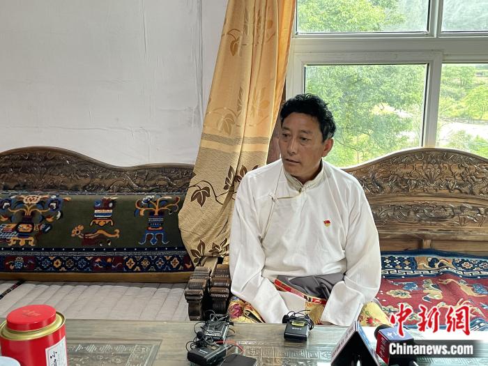 巴卡村黨支部書記、村委會(huì)主任尼瑪次仁。周璟 攝