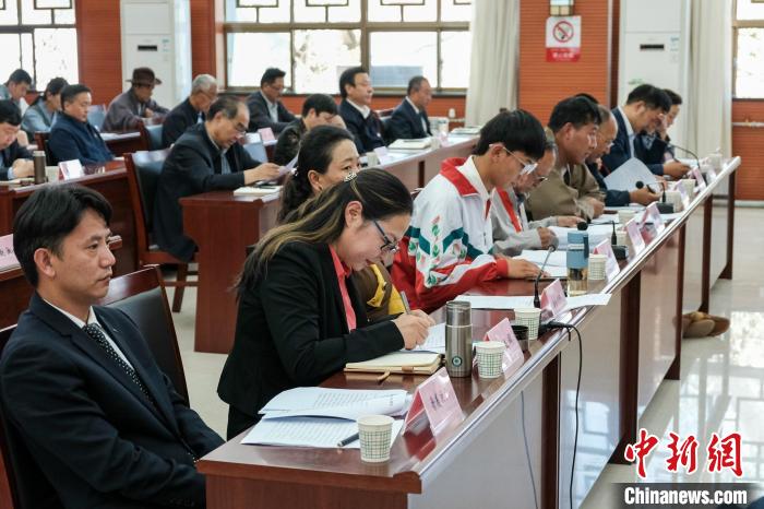 圖為8月10日座談會現(xiàn)場，左一為歸國定居藏胞晉美次旦?！〗w波 攝