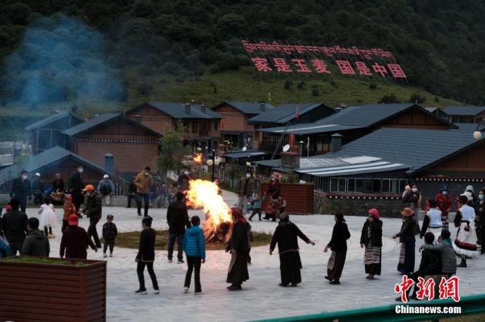 圖為8月5日，玉麥鄉(xiāng)民眾在鄉(xiāng)里跳鍋莊舞，從前的“三人鄉(xiāng)”熱鬧起來了。 <a target='_blank' ></p><p  align=