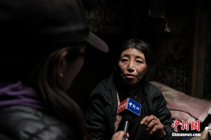 圖為8月6日，卓嘎在牧場小屋內(nèi)接受<a target='_blank' ></p><p  align=