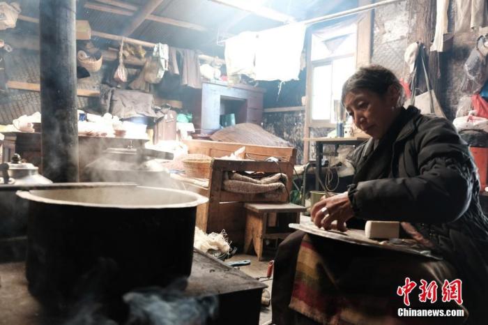 圖為8月6日，60歲的卓嘎在玉麥鄉(xiāng)牧場放牧點制作奶渣。 <a target='_blank' ></p><p  align=