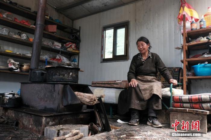 圖為8月6日，“玉麥姐妹”央宗在自家牧場放牧點的小屋里，她傳承了父親的生活習慣，喜歡待在牧場。 <a target='_blank' ></p><p  align=