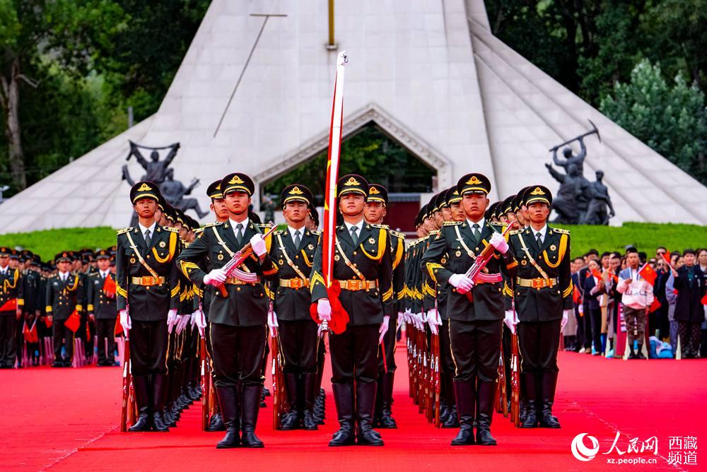 8月19日10時，慶祝西藏和平解放70周年大會在拉薩市布達拉宮廣場隆重舉行。這是大會舉行升旗儀式。徐馭堯 攝