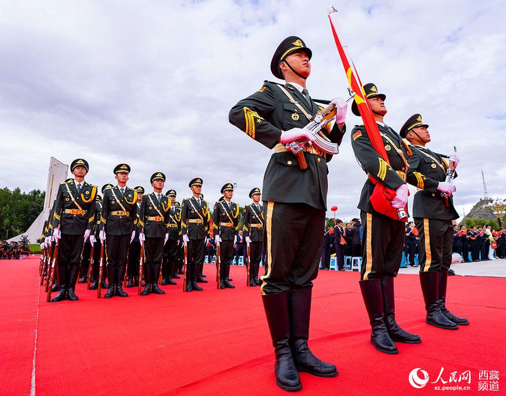 8月19日10時，慶祝西藏和平解放70周年大會在拉薩市布達拉宮廣場隆重舉行。這是大會舉行升旗儀式。徐馭堯 攝