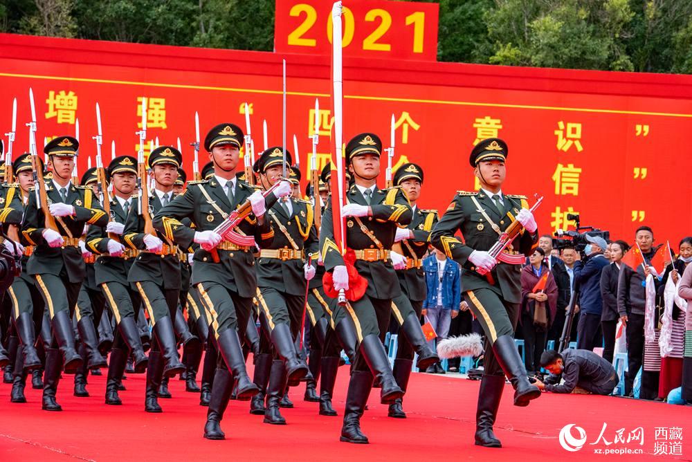 8月19日10時，慶祝西藏和平解放70周年大會在拉薩市布達拉宮廣場隆重舉行。這是大會舉行升旗儀式。徐馭堯 攝