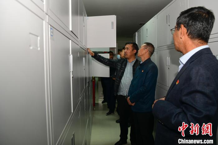圖為參加西藏三大重點文物保護維修工程檔案移交進館儀式人員參觀拉薩市檔案館?！∝暩聛硭?攝