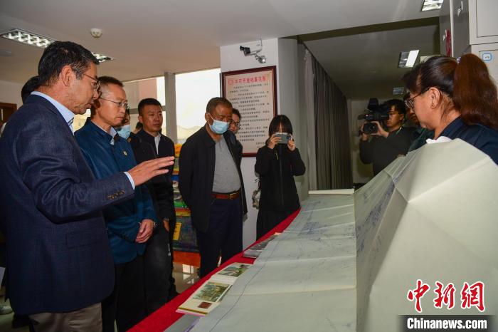 圖為參加西藏三大重點文物保護維修工程檔案移交進館儀式人員參觀布達拉宮手繪圖紙。　貢嘎來松 攝