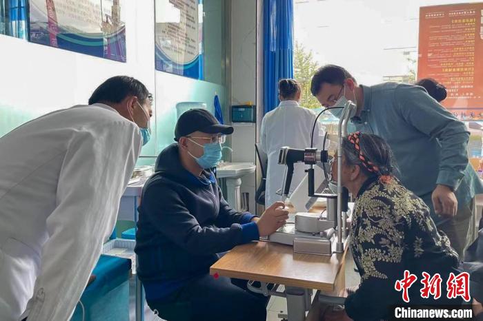 圖為9月10日，專家在日喀則藏康醫(yī)院開展義診活動(dòng)。　梁雅琪 攝