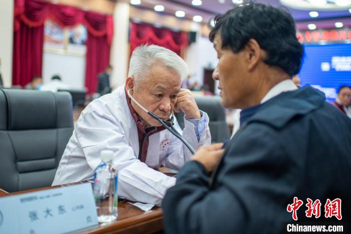 圖為專家團(tuán)隊(duì)在日喀則市開展義診活動(dòng)?！〉┰雠?攝