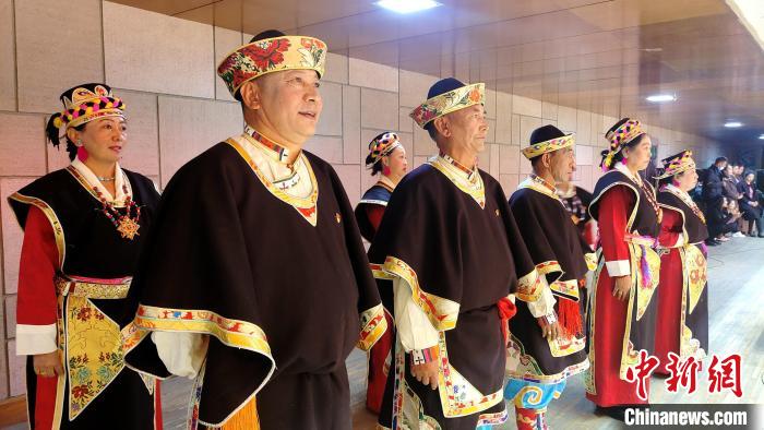 圖為西藏老年舞蹈隊在后臺準備上場?！∝暽＠?攝