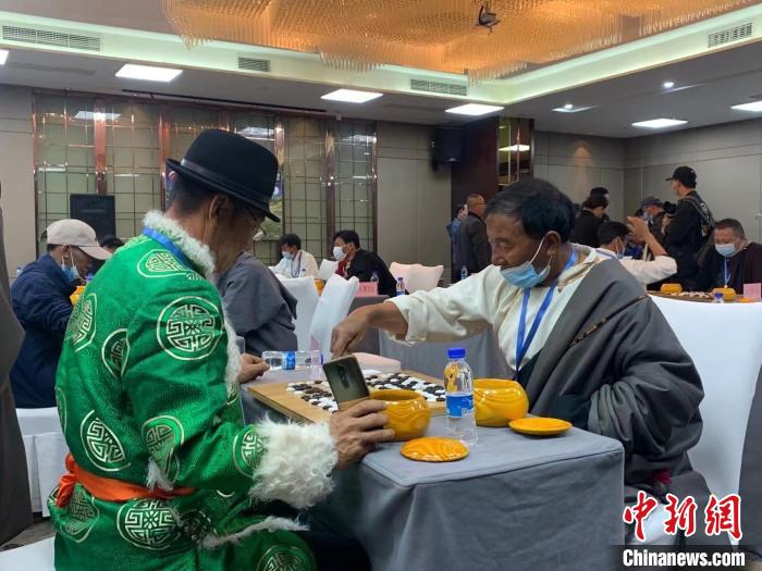 圖為參賽選手正在進行藏棋對弈。　謝牧 攝