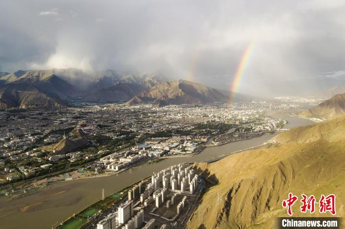 圖為海拔3600多米的高原城市拉薩迎來雨后彩虹。(資料圖) 江飛波 攝