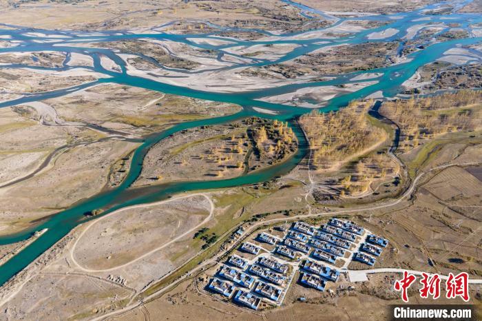 圖為10月16日，航拍高原河流拉薩河辮狀水系和河畔村莊，一派和諧景象?！〗w波 攝