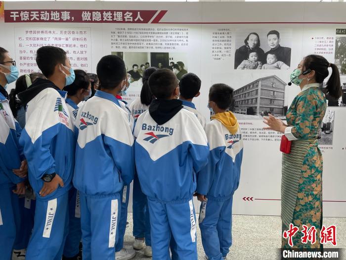 圖為學生正在聽講解員講解?！≈x牧 攝