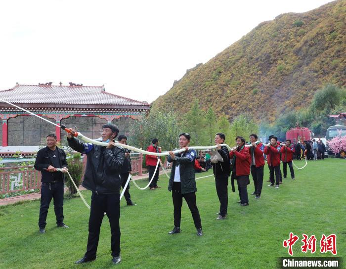 圖為護林員體驗架設水泵?！〔际猩窒乐ш?供圖