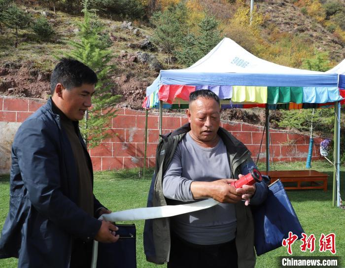 圖為護林員操作體驗滅火裝備。　昌都市森林消防支隊 供圖