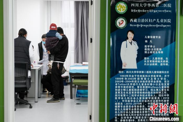 圖為四川大學華西第二醫(yī)院專家接診?！〗w波 攝