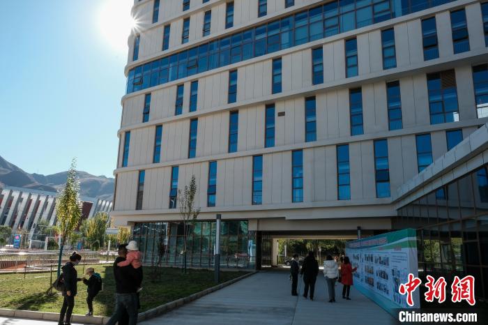 因疫情防控需要，此次義診活動進行了人數限定。圖為西藏民眾帶著孩子到醫(yī)院就診?！〗w波 攝