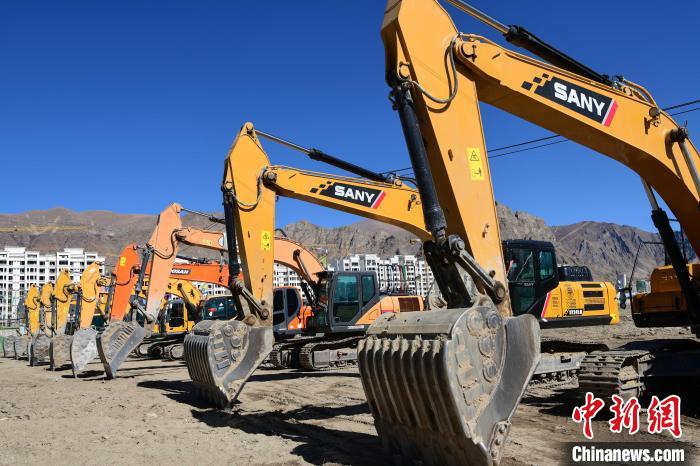 圖為人大附中拉薩學(xué)校開(kāi)工奠基儀式現(xiàn)場(chǎng)?！∝暩聛?lái)松 攝