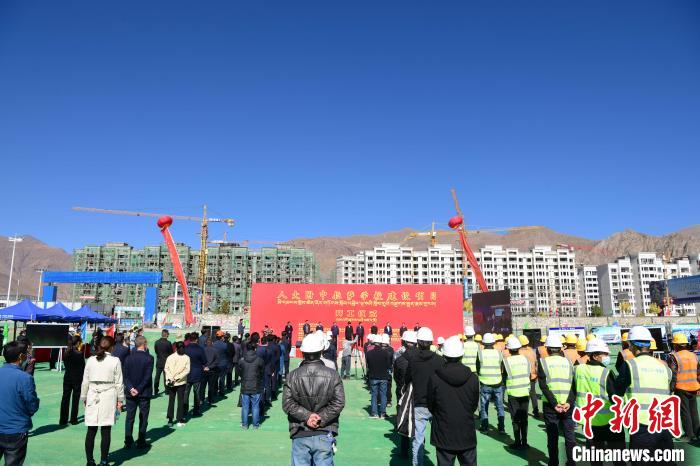 圖為人大附中拉薩學(xué)校開(kāi)工奠基儀式現(xiàn)場(chǎng)?！∝暩聛?lái)松 攝