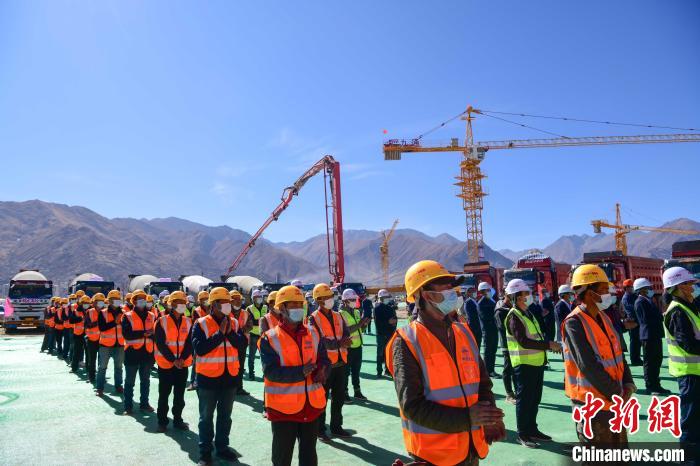 圖為人大附中拉薩學(xué)校開(kāi)工奠基儀式現(xiàn)場(chǎng)。　貢嘎來(lái)松 攝