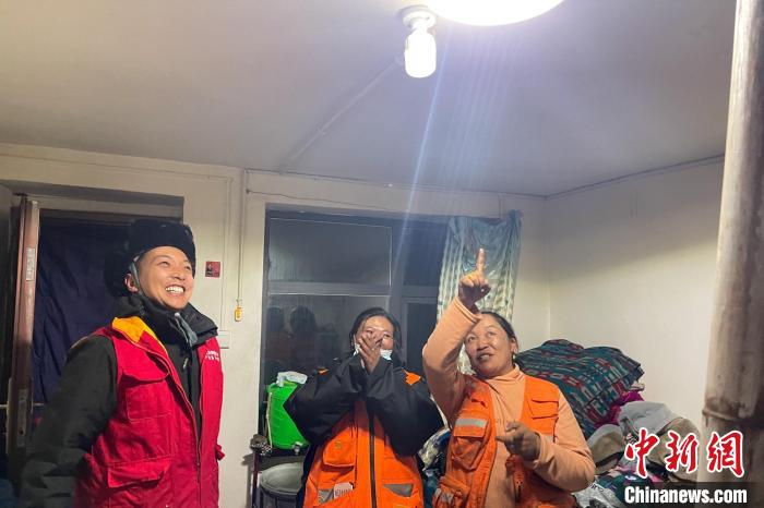 青藏公路109道班接入大網(wǎng)電。 閆昱翰 攝