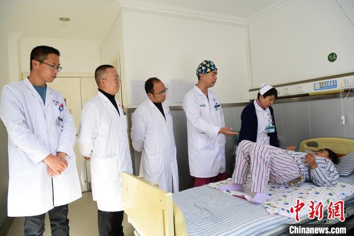 圖為何蔚副主任醫(yī)師(站右二)及團(tuán)隊(duì)術(shù)后指導(dǎo)患者進(jìn)行腰背肌鍛煉?！∝暩聛?lái)松 攝