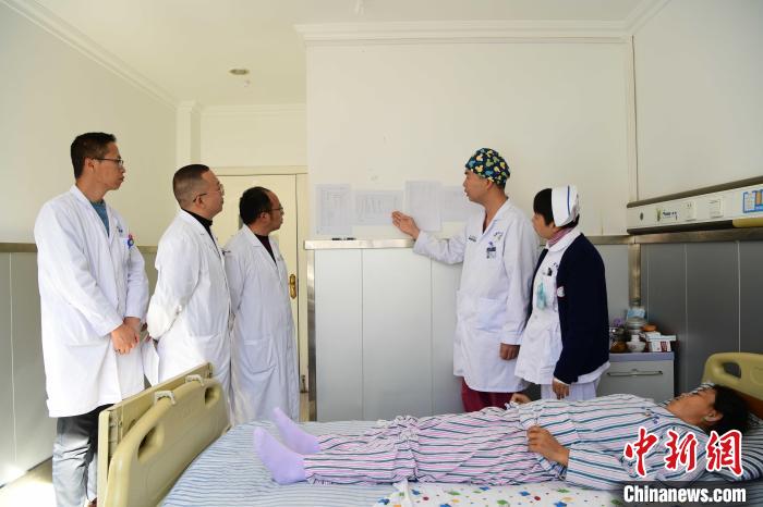 圖為何蔚副主任醫(yī)師(站右二)及團(tuán)隊(duì)術(shù)后對(duì)患者的肌肉訓(xùn)練、蛋白飲食等制定了每半日的康復(fù)計(jì)劃?！∝暩聛?lái)松 攝