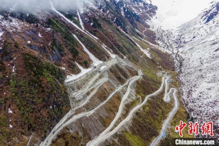 圖為嘎隆拉隧道南段，穿過(guò)該隧道后便正式進(jìn)入了墨脫縣范圍。