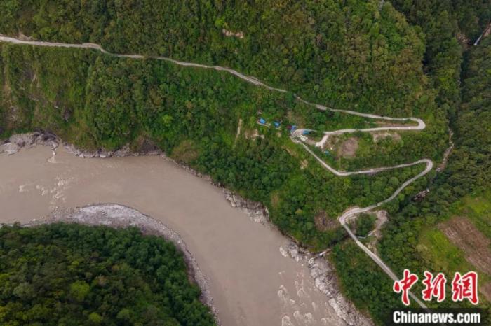 雅魯藏布江一側(cè)的墨脫公路。